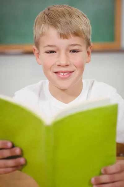 Счастливый студент читает книгу — стоковое фото