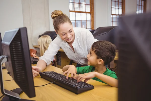 Teacher showing student how to use computer — Stock Photo, Image