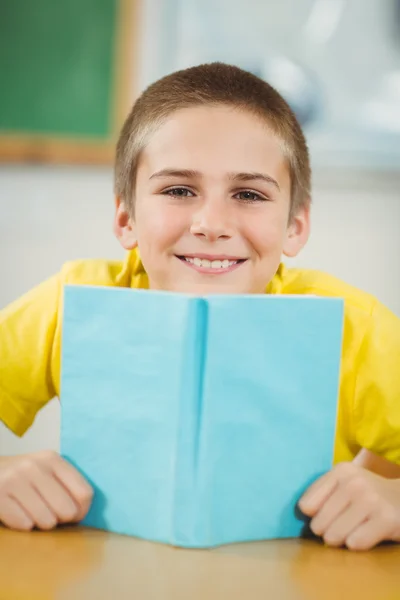 Livro de leitura do aluno em sala de aula na escola — Fotografia de Stock