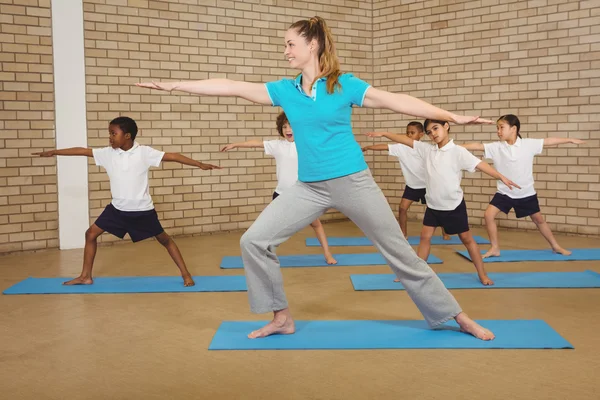 Öğrenci ve öğretmen yoga yaparken poz — Stok fotoğraf