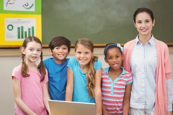 Lehrer und Schüler schauen auf Laptop — Stockfoto