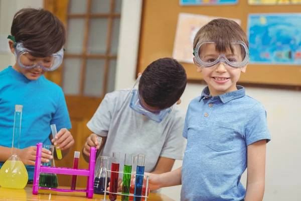 Elèves à la leçon de sciences en classe — Photo