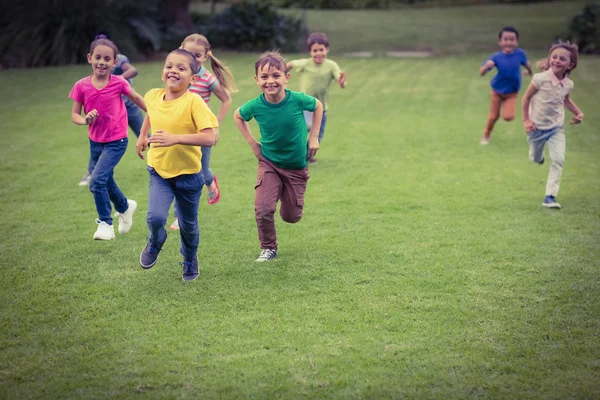 Lindos alumnos corriendo hacia la cámara — Foto de Stock