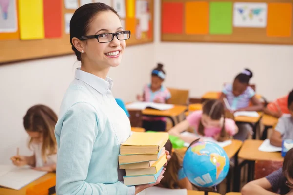 Insegnante sorridente alla macchina fotografica in classe — Foto Stock