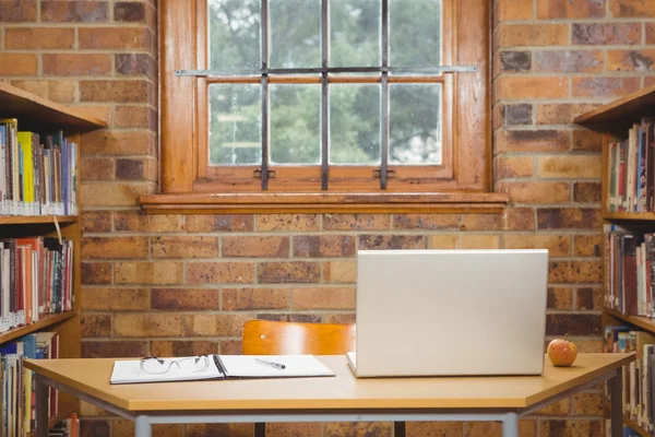 Skrivbord med laptop, glasögon och redovisning — Stockfoto