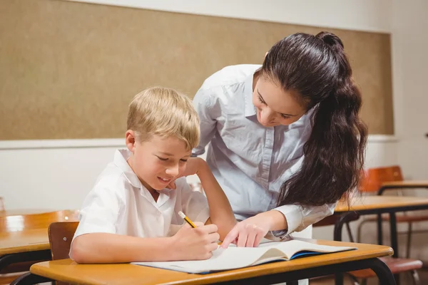 Professor ajudando um aluno em sala de aula — Fotografia de Stock