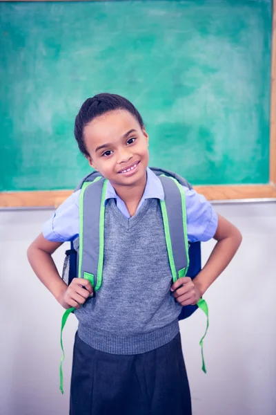 Ученик улыбается и носит школьную сумку — стоковое фото