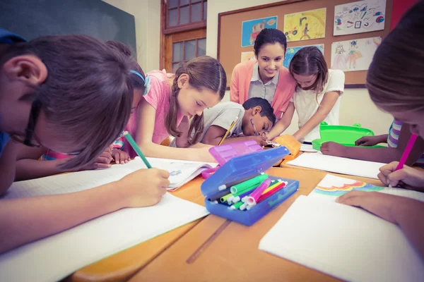 Professores e alunos que trabalham juntos na secretária — Fotografia de Stock