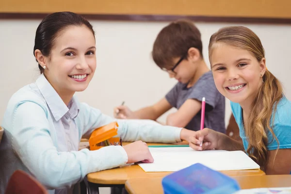 Insegnante aiutare una bambina durante la classe — Foto Stock