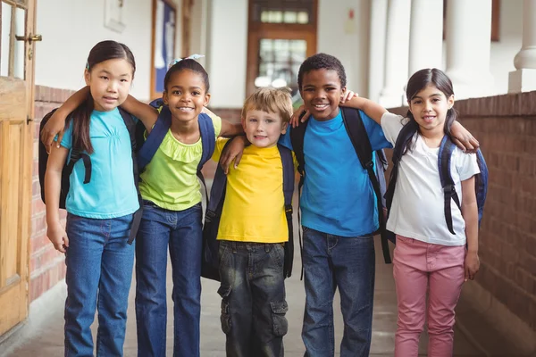 Leerlingen met schooltassen staande op gang — Stockfoto