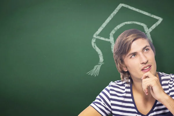 Doordachte man tegen groen bord — Stockfoto