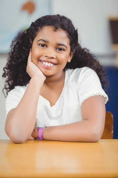 Lachende leerling zitten in een klas — Stockfoto