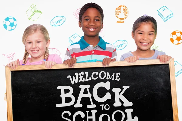 Leerlingen glimlachend tegen terug naar school — Stockfoto