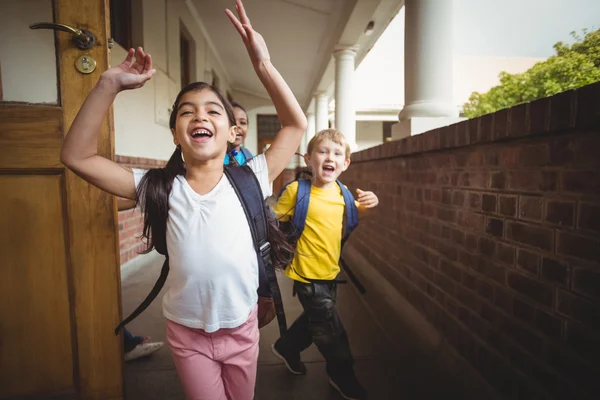 Alunos felizes saindo da sala de aula — Fotografia de Stock