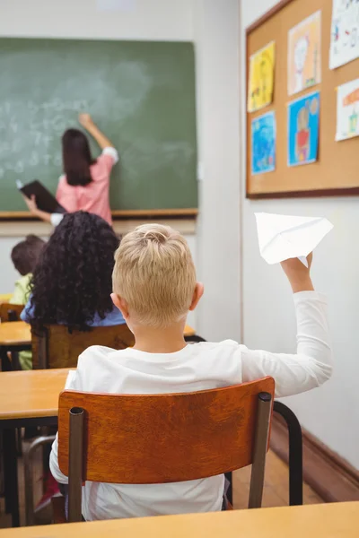 Student se házet papírové letadlo — Stock fotografie