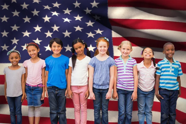 Bild von süßen Schülern, die im Klassenzimmer in die Kamera lächeln — Stockfoto