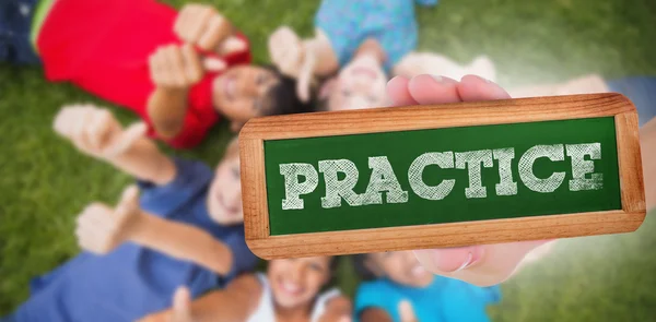 Training gegen glückliche Freunde, die im Park spielen — Stockfoto