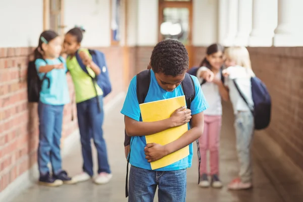 Triste alumno siendo acosado por compañeros de clase en el pasillo — Foto de Stock