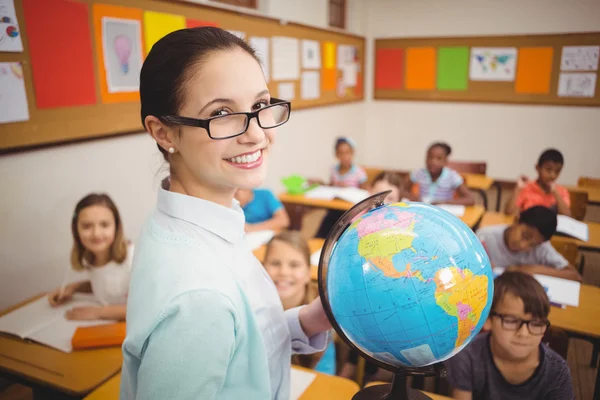 Lehrer zeigt Schülern eine Weltkugel — Stockfoto