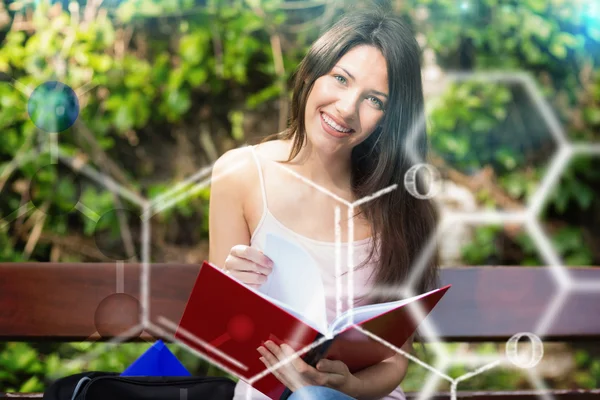 Estudiante que estudia en el campus — Foto de Stock