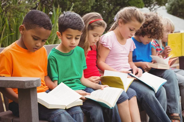 Kinder lesen gemeinsam aus Büchern — Stockfoto