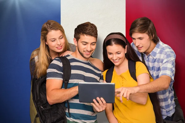 Estudantes usando tablet digital no corredor da faculdade — Fotografia de Stock