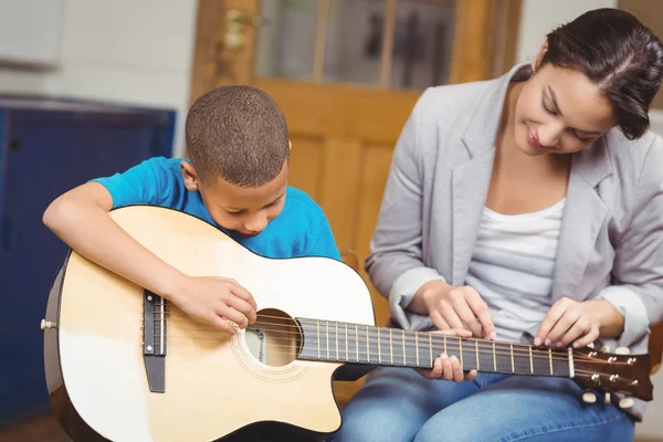 Lehrerin erteilt Schüler Gitarrenunterricht — Stockfoto