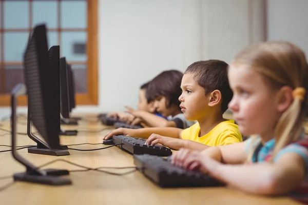 Mignons élèves en classe d'informatique — Photo