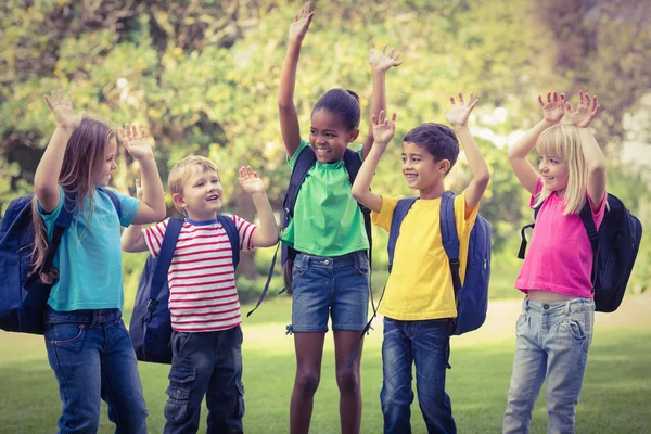 Des camarades de classe souriants applaudissant et debout dans la rangée — Photo