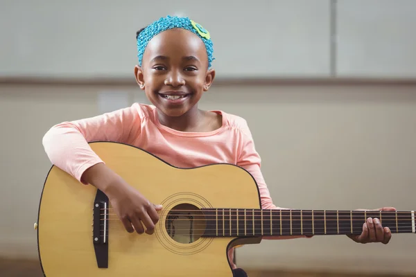 Alumno tocando la guitarra en un aula — Foto de Stock