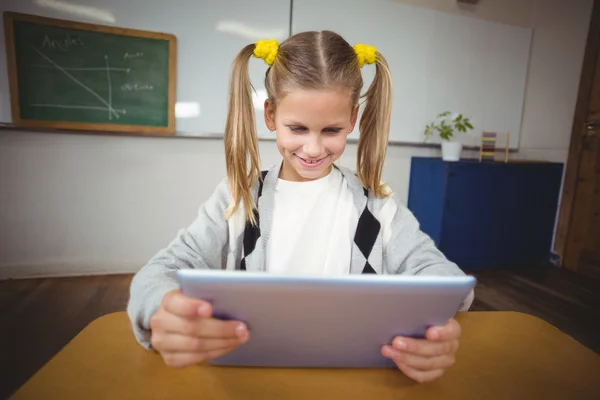 Pupila usando tablet em sua mesa — Fotografia de Stock