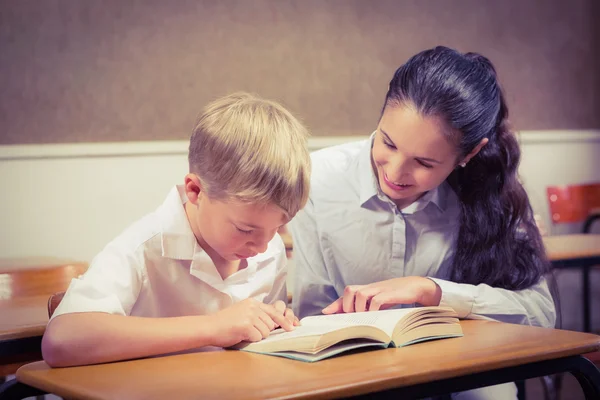 Leraar helpen een student in de klas — Stockfoto