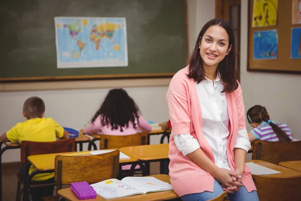 Profesora sentada detrás de sus estudiantes —  Fotos de Stock