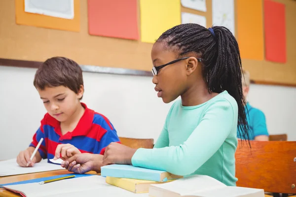 Student helpen medestudent in klasse — Stockfoto