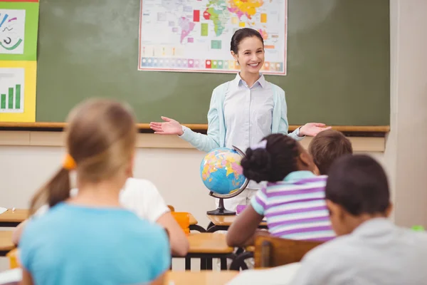 Alumnos escuchando a su profesor en pizarra — Foto de Stock