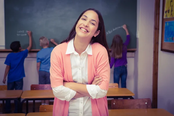 Profesor de pie con los estudiantes en pizarra — Foto de Stock