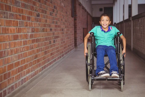 Estudante sorridente em uma cadeira de rodas — Fotografia de Stock