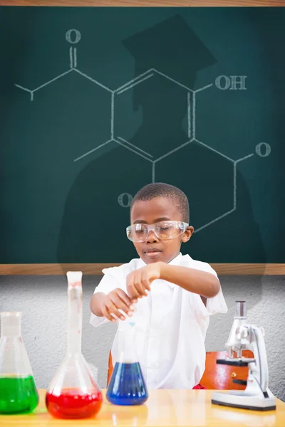 Aluno bonito jogando cientista — Fotografia de Stock