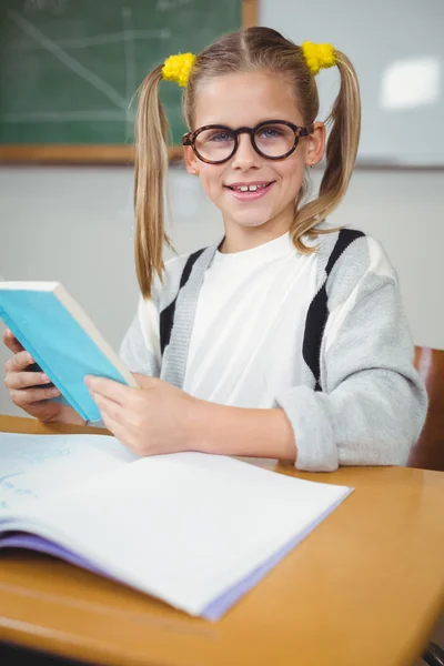 Libro de lectura sonriente del alumno en el escritorio —  Fotos de Stock