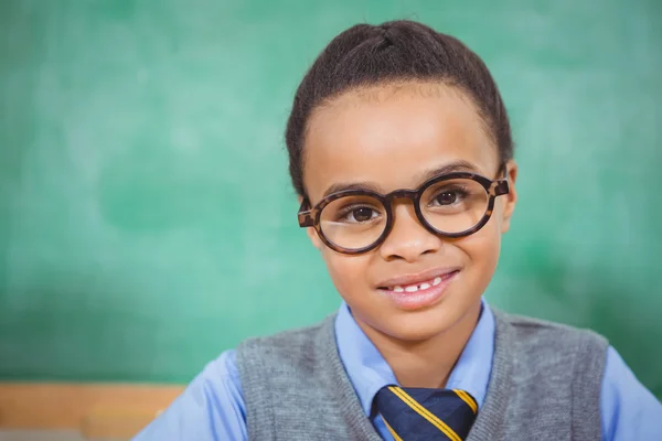 Estudante sorrindo na frente do quadro negro — Fotografia de Stock