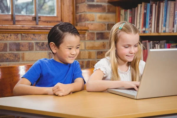 Studenten met behulp van een laptop op hun bureau — Stockfoto