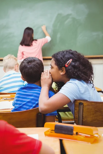 Student in een andere studenten oor fluisteren — Stockfoto