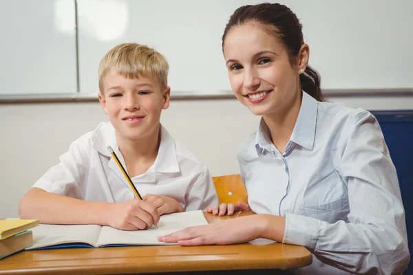 Leraar helpen studenten in de klas — Stockfoto