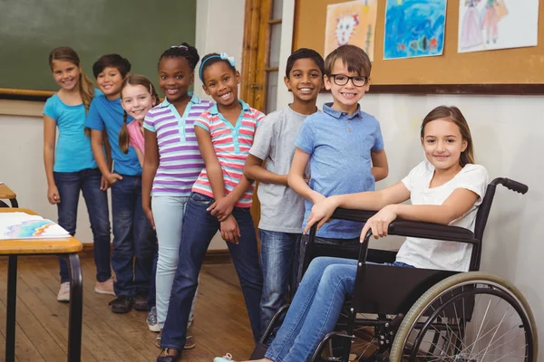 Handikappad elev leende med klasskamrater — Stockfoto