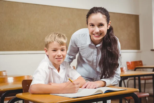 Professor ajudando um aluno em sala de aula — Fotografia de Stock