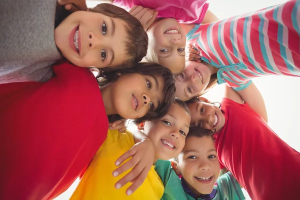 Schattig leerlingen in een huddle — Stockfoto