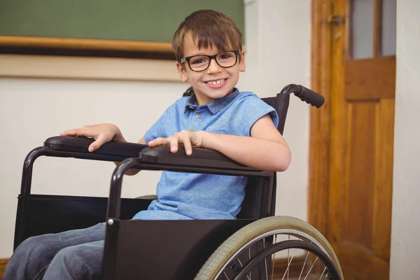 Uczeń niepełnosprawny uśmiecha się do kamery — Zdjęcie stockowe