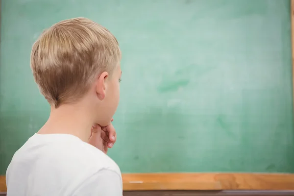 Verwunderter Student blickt auf Tafel — Stockfoto