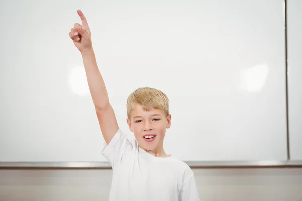 Studenten att höja hans hårt i klassrummet — Stockfoto