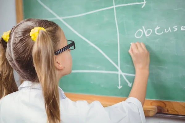 Schüler mit Laborkittel auf Kreidetafel im Klassenzimmer — Stockfoto